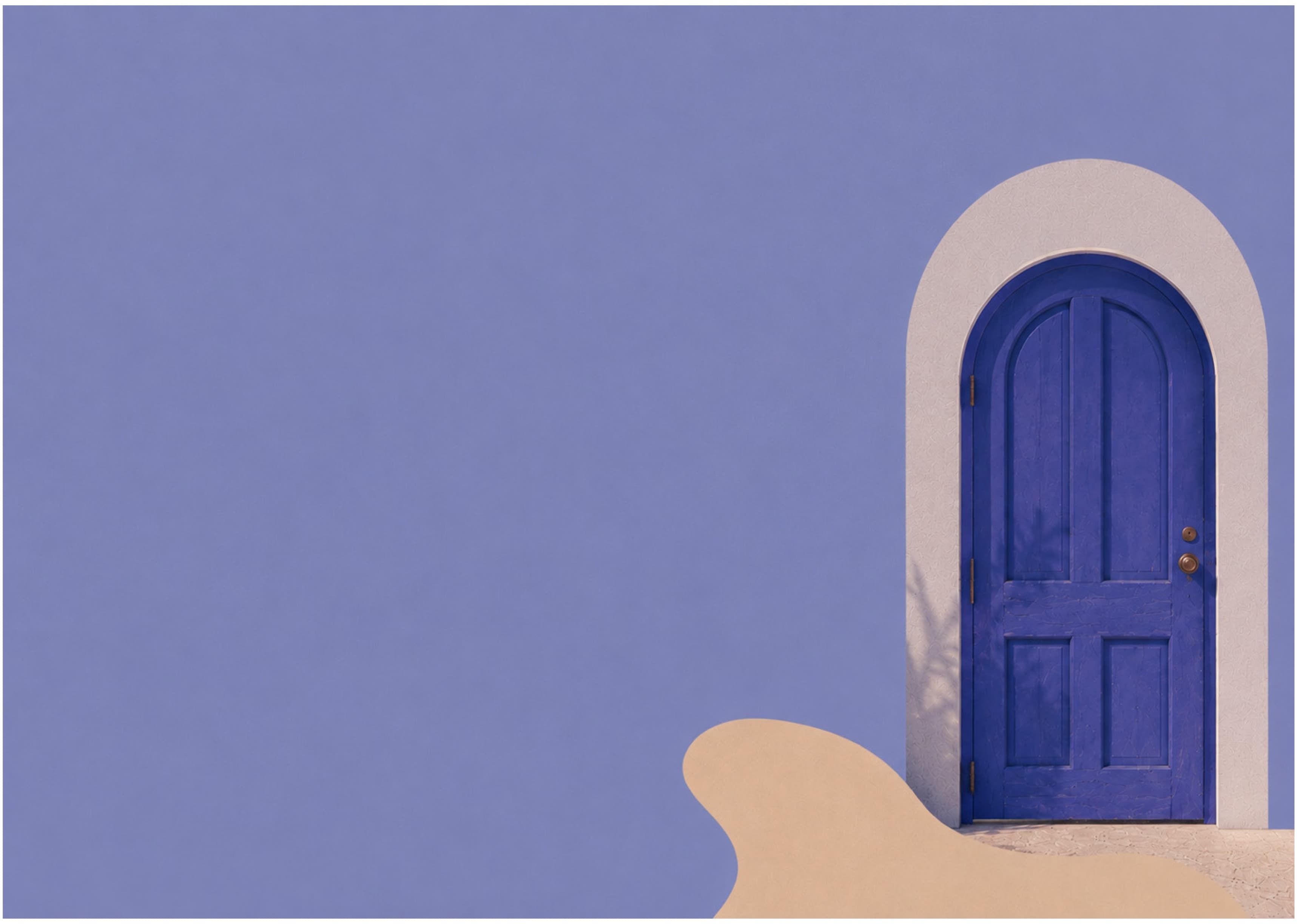 Puerta azul en arco sobre un muro lavanda