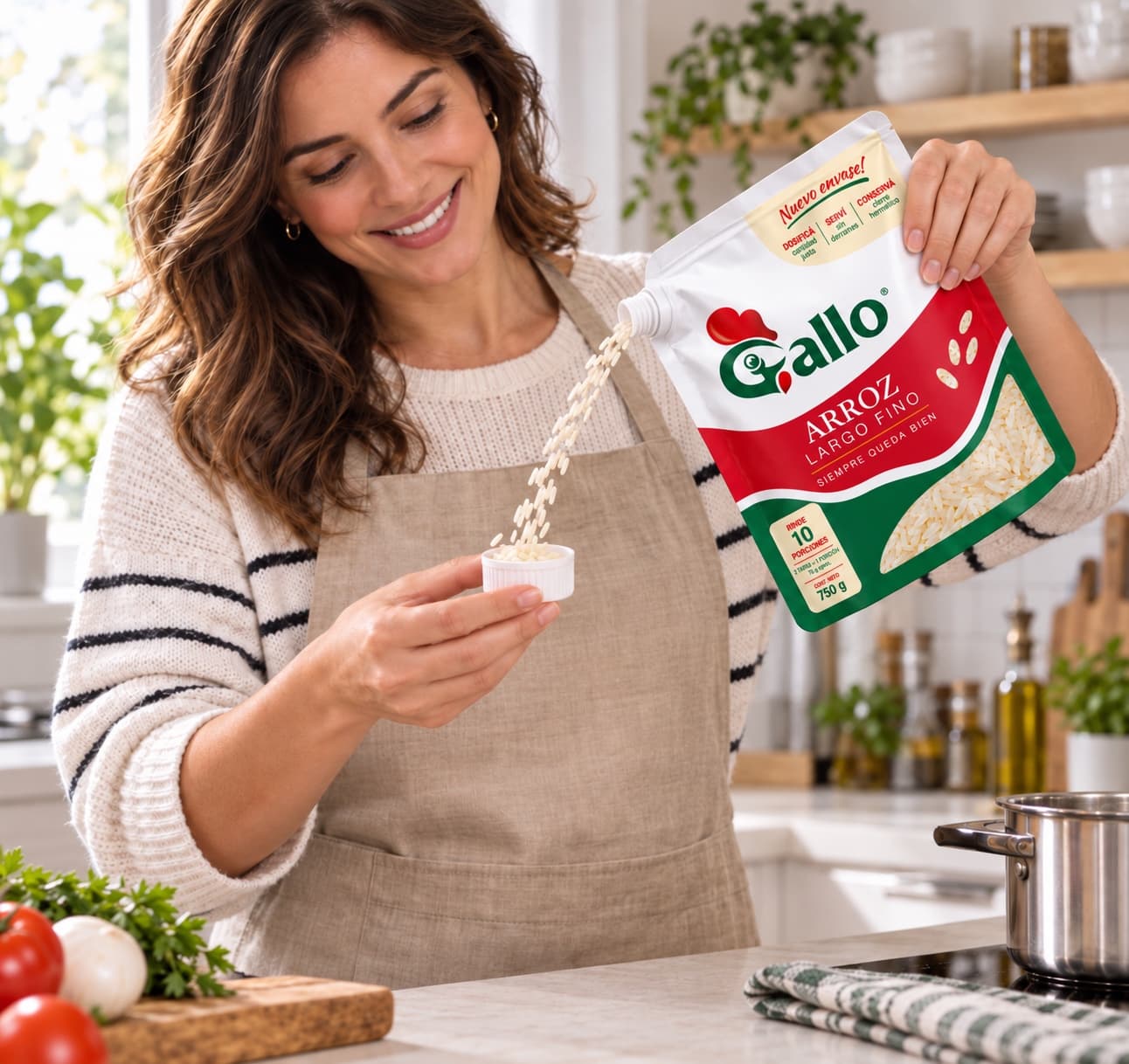 Una mujer sirve arroz directamente desde el envase Gallo hacia la tapa dosificadora