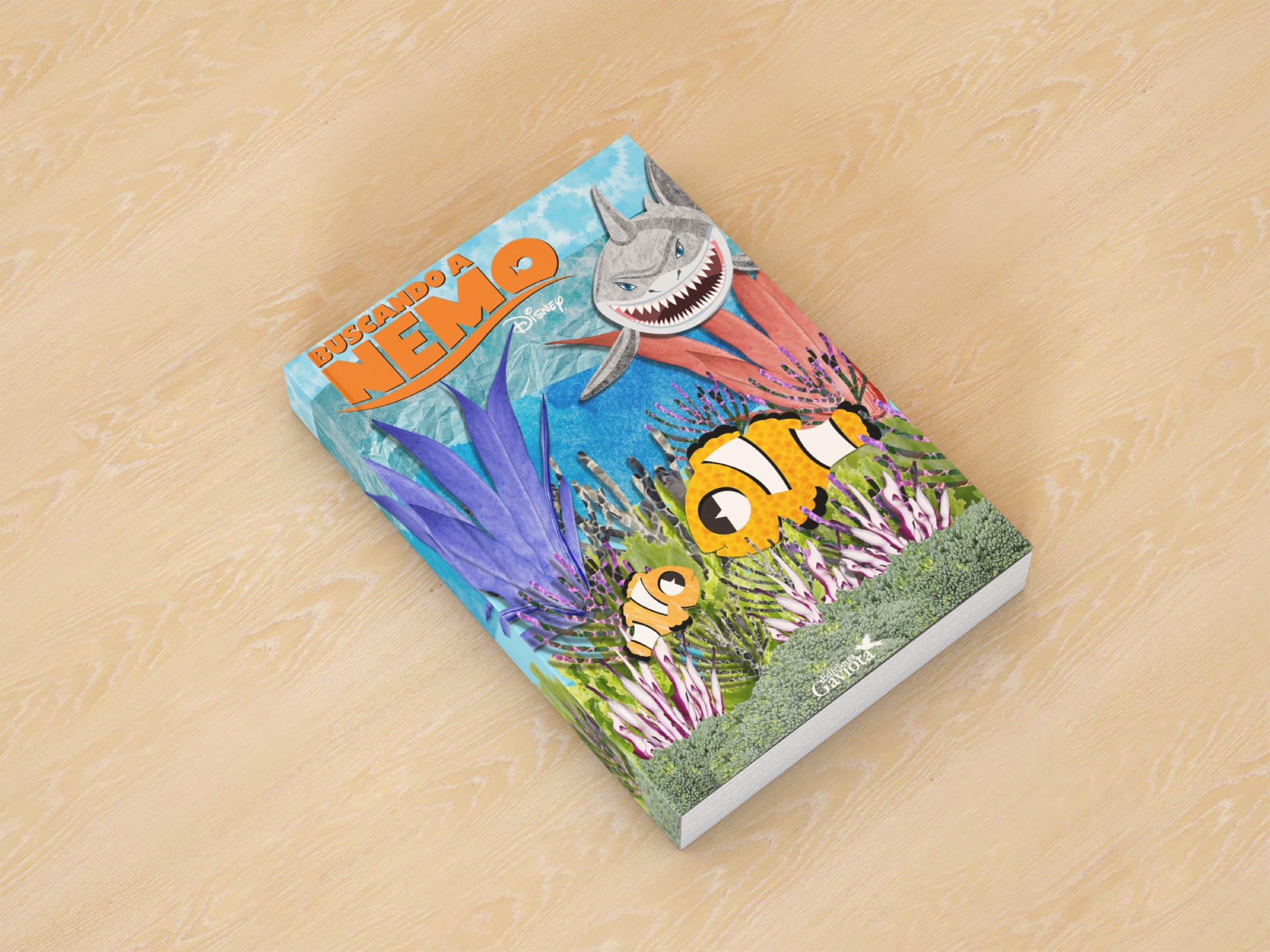 Tapa de libro ilustrada de Nemo sobre una mesa de madera